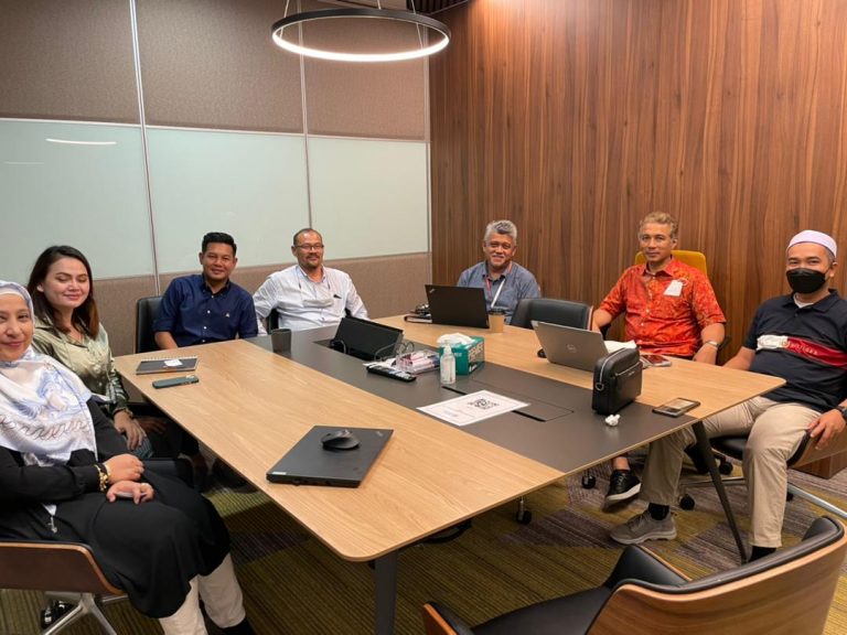 09/06/2022 – Kunjung hormat dengan pihak Digital Nasional Berhad (DNB), En. Che Juhan Che Mat selaku Head, Network & Delivery yang diadakan di Menara Exchange 106, Kuala Lumpur