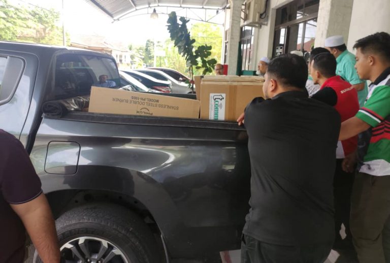 Sumbangan Kepada Mangsa Banjir Kampung Sungai Ikan, Tepoh, Kuala Terengganu