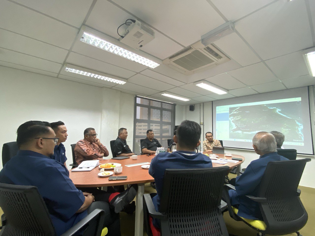 Mesyuarat perbincangan antara TCOMM, SKMM, dan Prima Cell